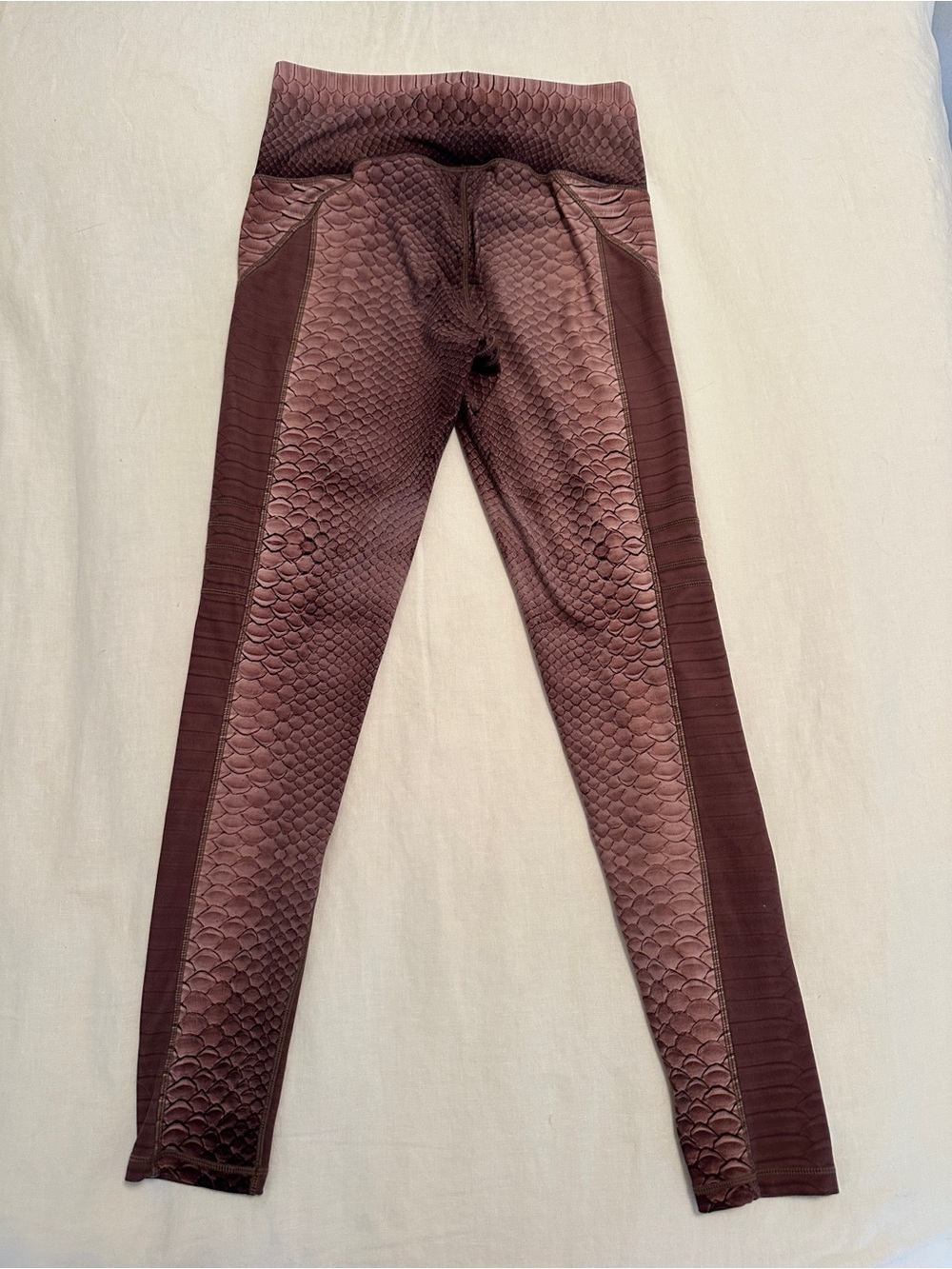 Niyama Sol Snake Pattern High-Waist Leggings in Maroon - Picture 2 of 2